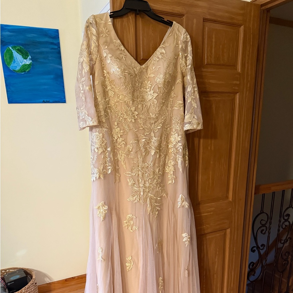 JJs House Gold Lace Dress - Picture 2 of 3